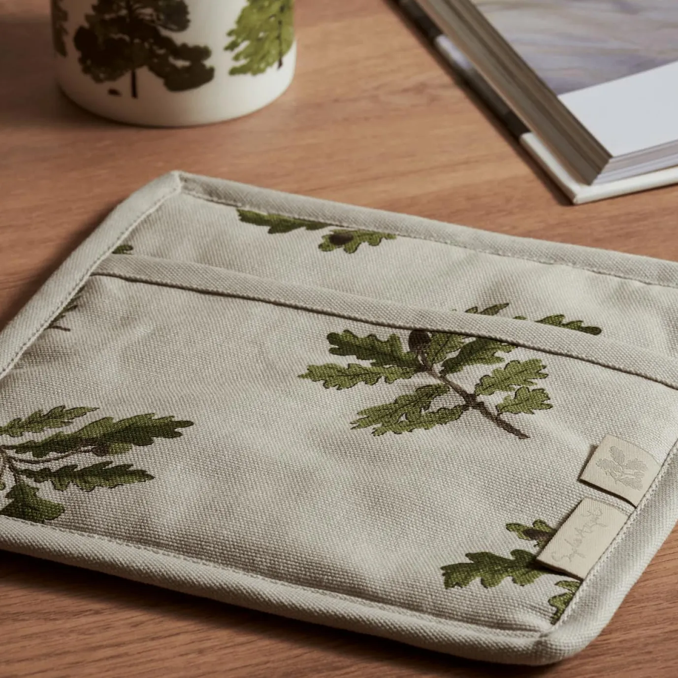 Acorn and Oak Leaves Pot Grab